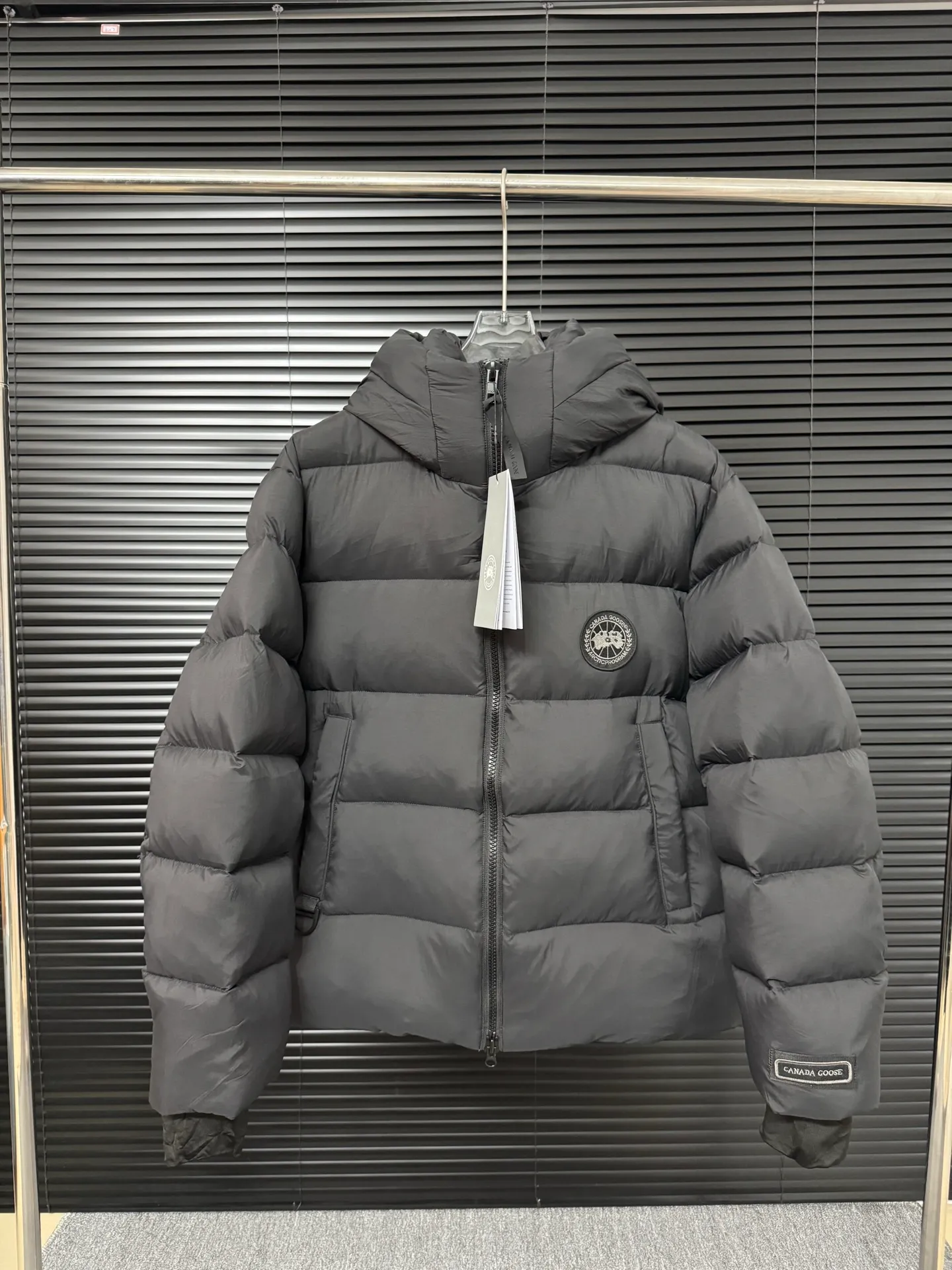 P860 Big Goose Ouyang Nana Second Generation (higher version) Canada goose Canada Goose Black Label Down Jacket A must-have in the outerwear world, the Big Goose Black Label down jacket! The latest designer styles! The goose down jacket has always been a popular element of fashion and is loved by experts from all walks of life! Fashionable hooded cut, high-end customer-supplied fine goose down, high resilience, smooth zipper, strong and firm. Pockets on both sides can store small items, free your hands, and you can go out without worries. It can also meet the need of putting your hands in your pockets👏👏Produced by Big Goose, it can be used as a group uniform by many celebrities. This down jacket uses a double-layer anti-down lining design, which has strong windproof performance and will be very warm in winter! Newly labeled white duck down filling, high fluffiness, windproof hooded design. When walking outdoors, pull the collar to the highest position, put your hands in the pockets and it will be very warm. It can be easily controlled by all body types! The interior is equipped with an elastic snow skirt design for better wrapping. The simple and neat style design highlights the masculine temperament. The impeccable style is classic and never goes out of style. It is warm and practical, and it is versatile! You can enter with your eyes closed!  Color: Black Khaki Size: XS-XXL